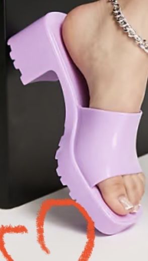 Klapki liliowe żelowe. Bershka