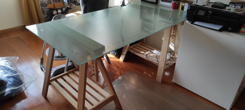 Secretária = tampo + cavaletes