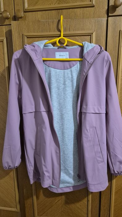 Плащ-дощовик з капюшоном.