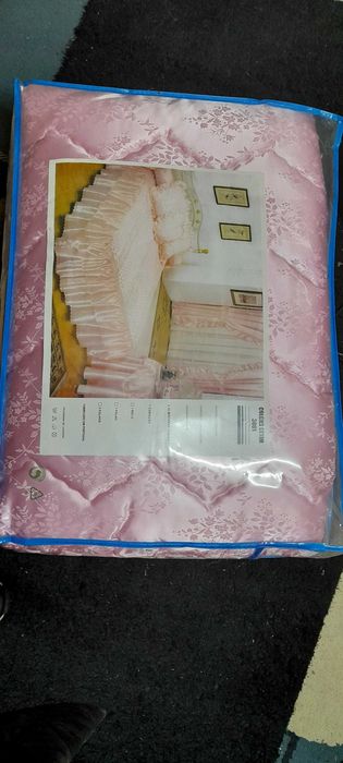 Colcha de cetim cor de rosa com almofadas