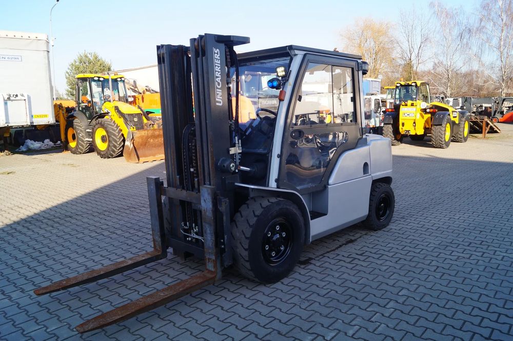 Nissan Wózek widłowy 5 tony udźwigu  Nissan UniCarriers 5000 kg udźwigu z chwytakiem 5 ton