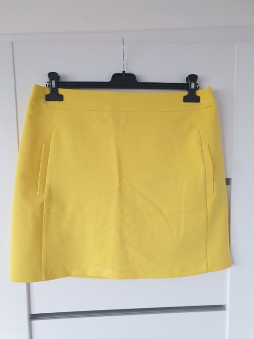 Żółta spódniczka przed kolano