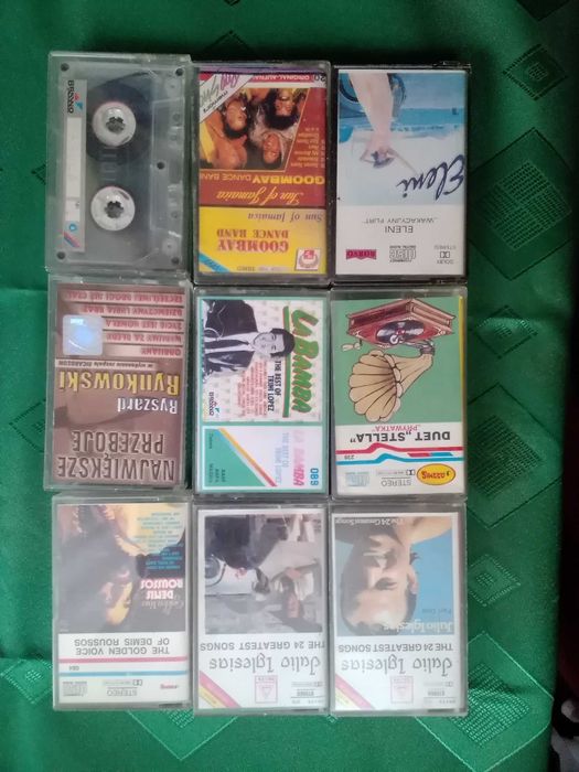 Kasety magnetofonowe z przebojami z lat ubiegłych.