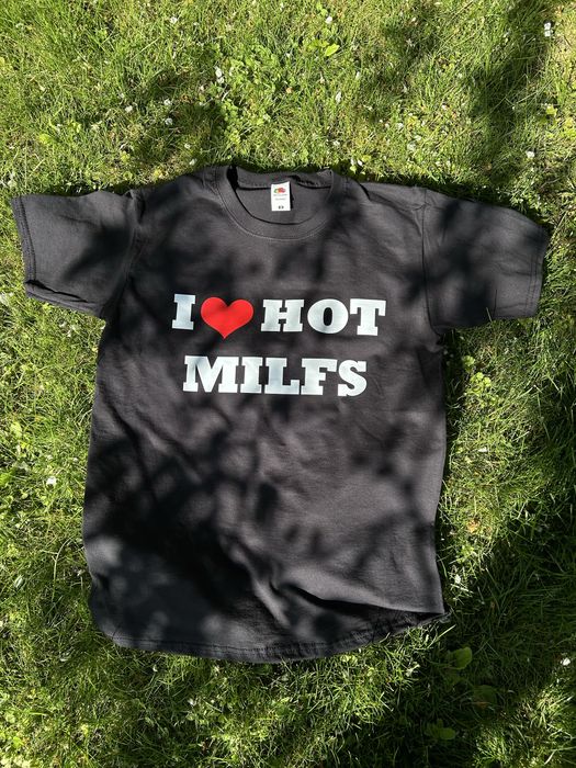 Футболка з принтом I LOVE HOT MILFS