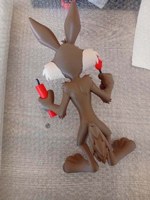 Personagem coyote 29cm