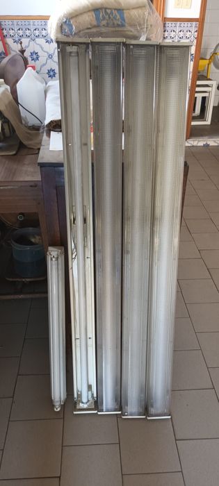 Vendo armações com lampadas  fluorescente