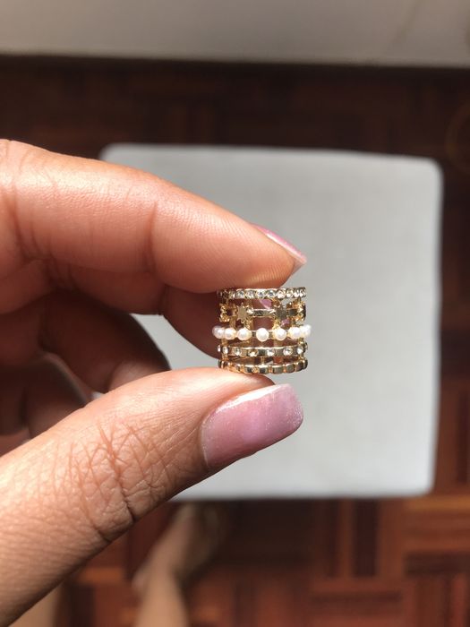 Brinco ear cuff dourado com brilhantes e pérolas Bijou Brigitte