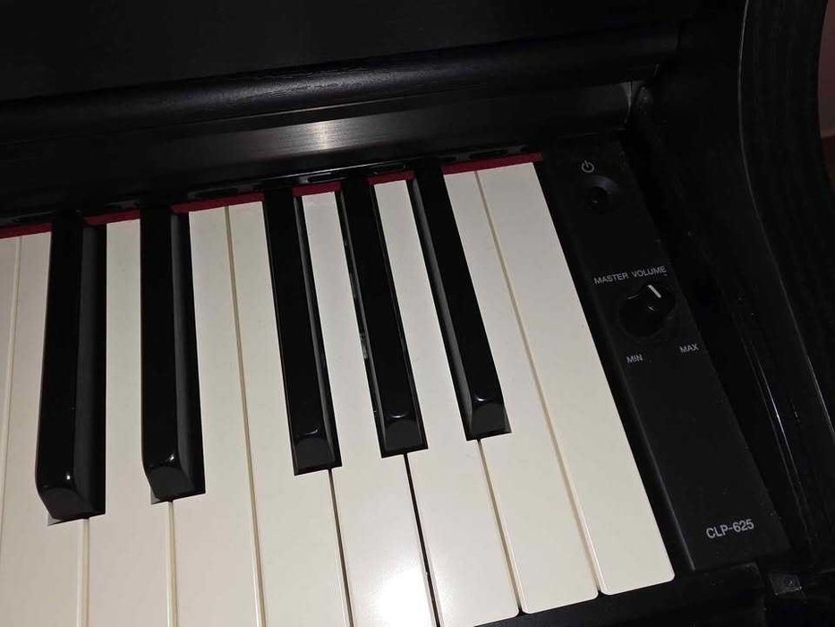 Yamaha CLP-625 + Banco Regulável + Auscultadores Sennheiser HD 559