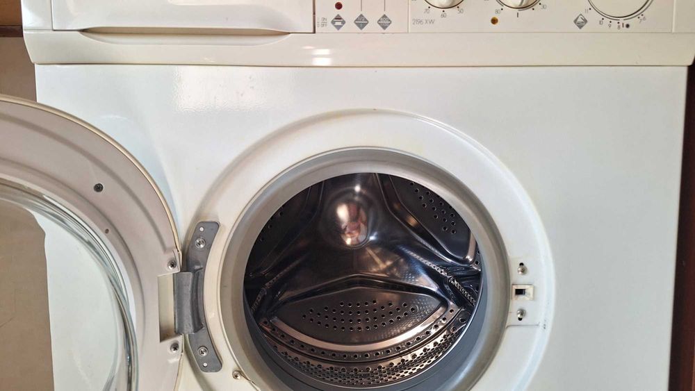 Máquina de lavar e secar roupa