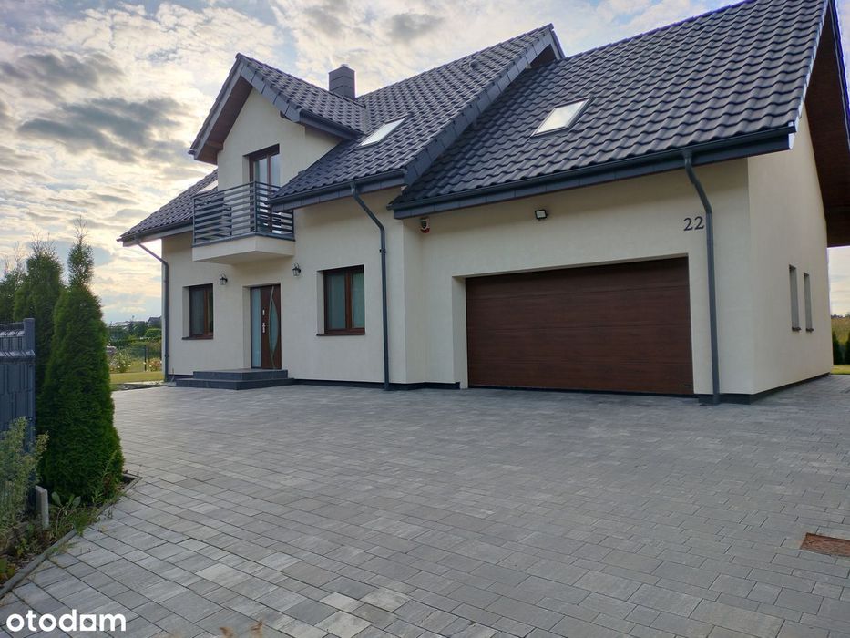 Dom wolnostojący z garażem i strychem