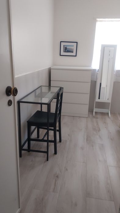 Alugo quarto.Ambiente calmo e acolhedor. À 5' da estação e 8' da praia. Casa tranquila com casa de banho partilhada com 1 pessoa. Despesas incluídas.