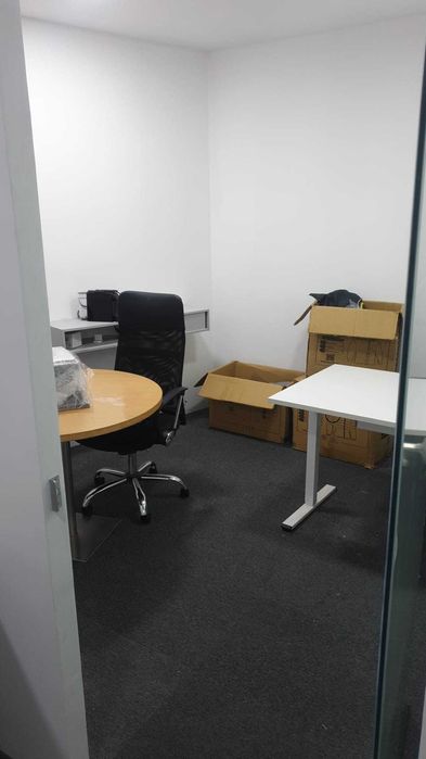 Escritório para alugar com gabinete fechado 350€/mês.