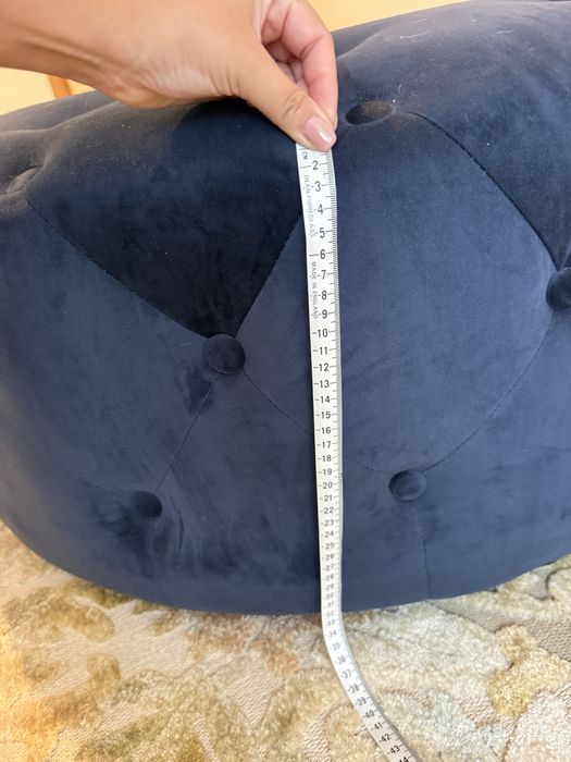 Pufe capitone azul veludo