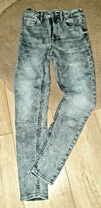 Spodnie jeansy marmurkowe od Bershka