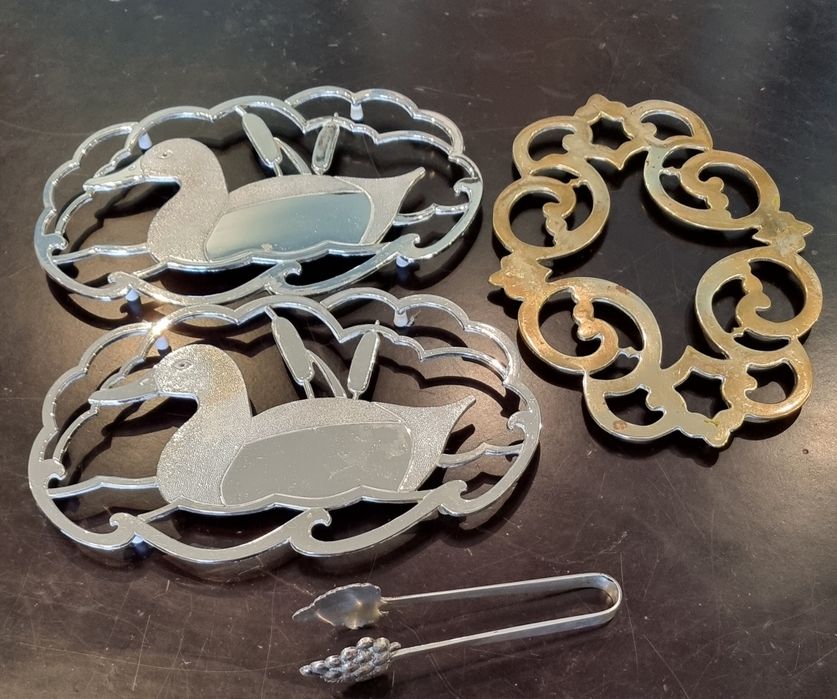 Bases metálicas e em latão para quentes e pinça metálica