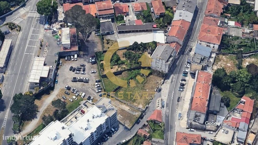 Studio T0 com varanda e lugar de garagem em Costa Cabral