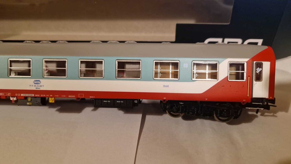 ROBO 260711 -Model oświetlonego wagonu barowego w malowaniu tzw „PAPUGA” lub „TĘCZÓWKA” Warszawa Grochów