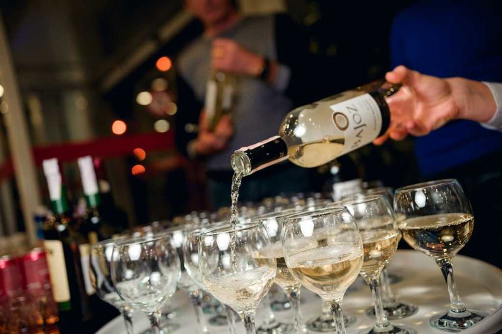 Аренда посуды. Бокалы для шампанского. Аренда тарелок. Аренда бокалов