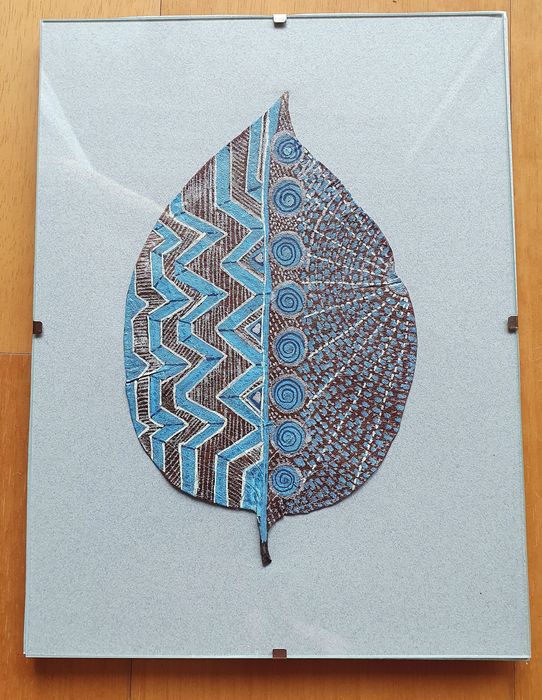 Quadro feito com folha seca de diospireiro pintado à mão - artesanato