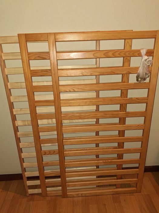 Cama com colchão e cómoda bebé