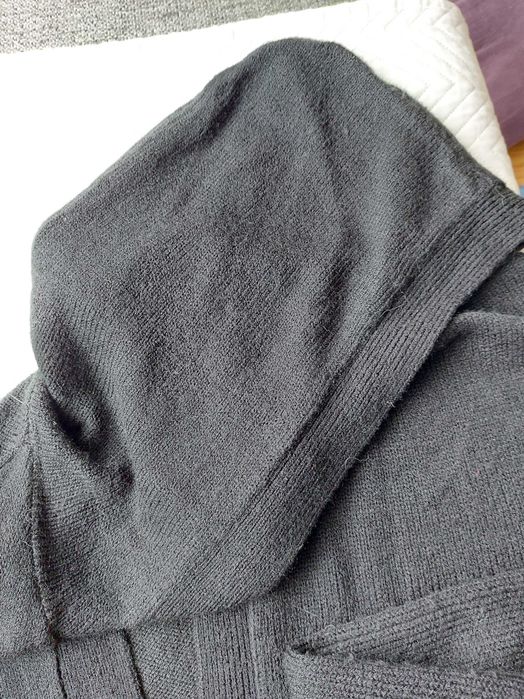 Czarny sweter z kapturem CROPP