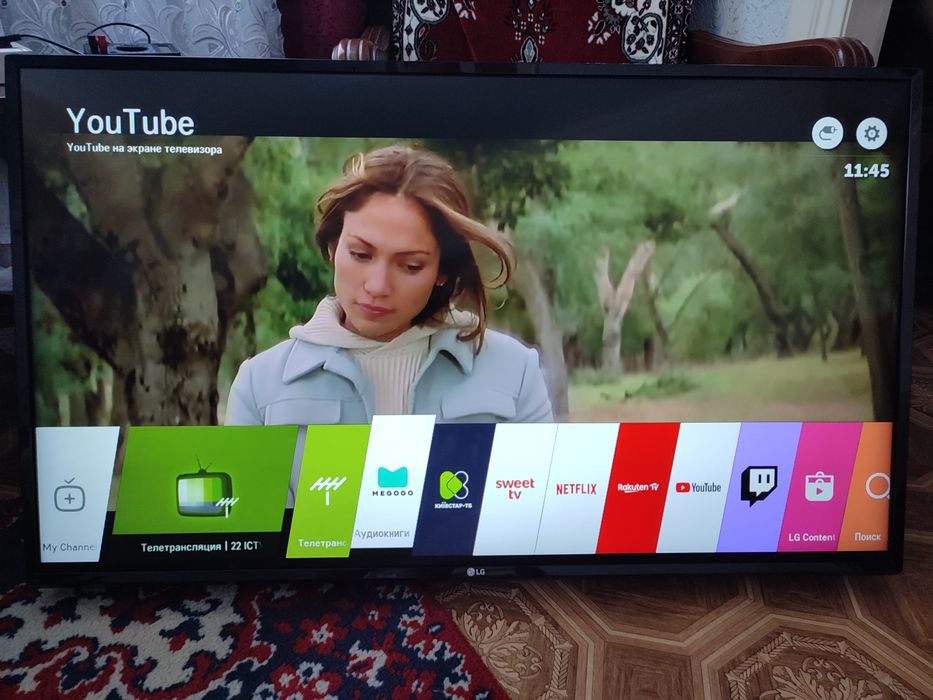 Телевизор LG 43LJ594V Smart tv с подвесом на стену.