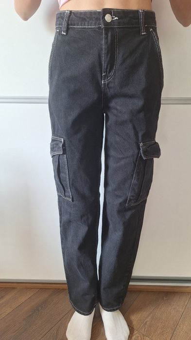 Czarne spodnie cargo, bojówki Bershka