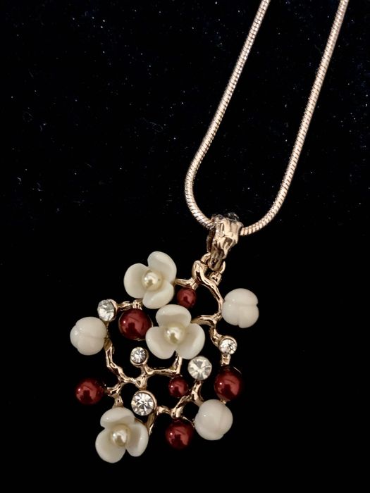 Вишукане кольє з керамічних квітів та намистин