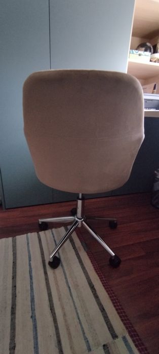 Cadeira de escritório de veludo praticamente nova