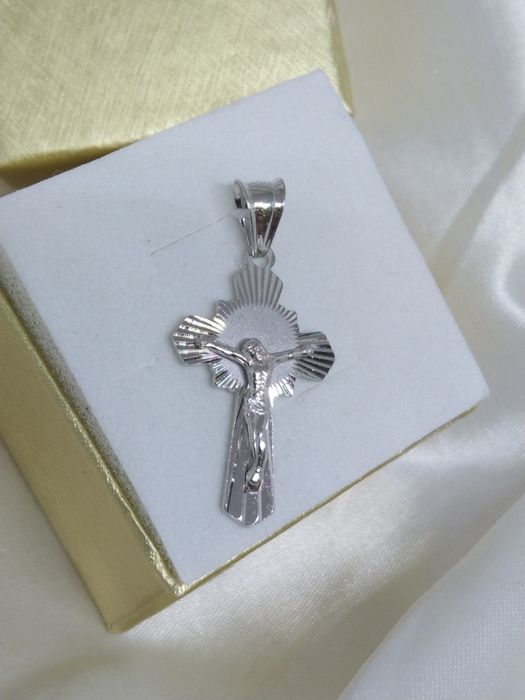 Srebrny wisiorek krzyżyk z Panem Jezusem, srebro 925