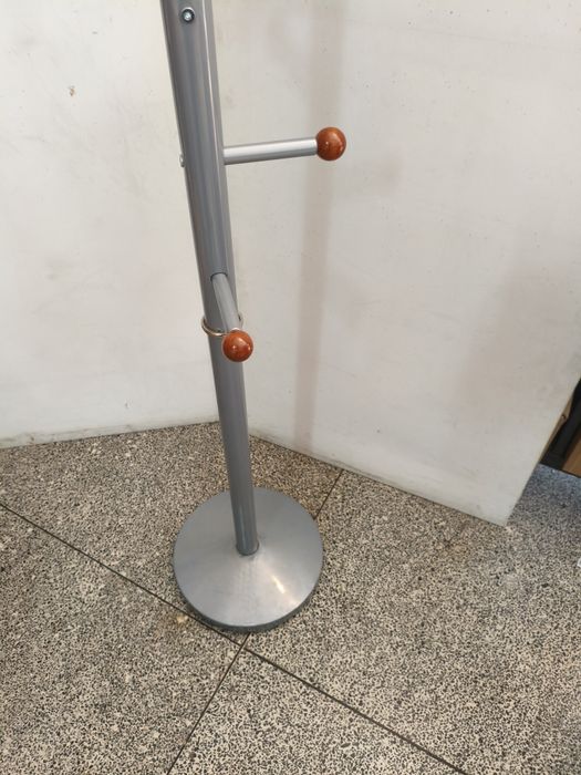 Cabide metálico em bom estado