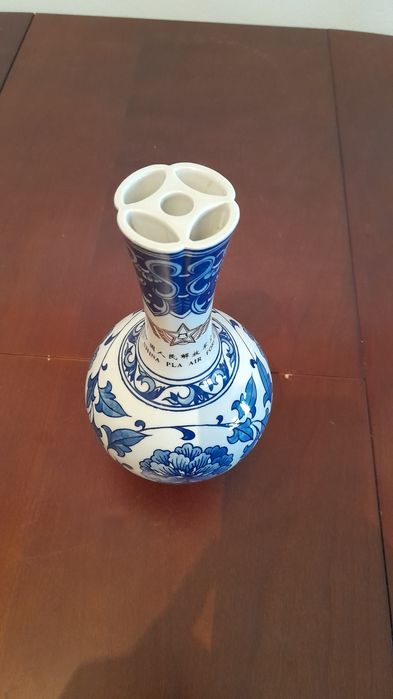 Pequena jarra muito antiga em porcelana oriental.