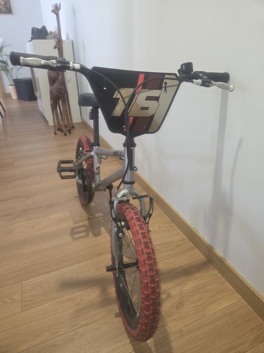 Bicicleta BMX 16" 
BICICLETA BMX 16" WIPE 500 5-7 ANOS CINZA