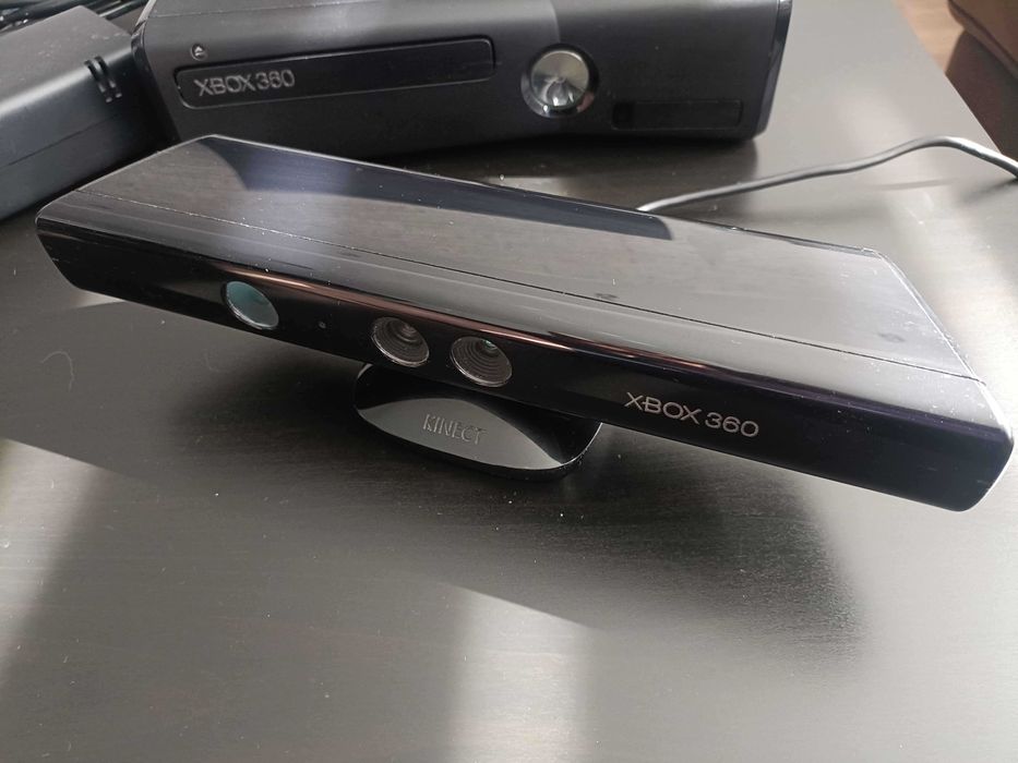 Konsola Xbox 360 Slim 4GB + kinect + pad + gry