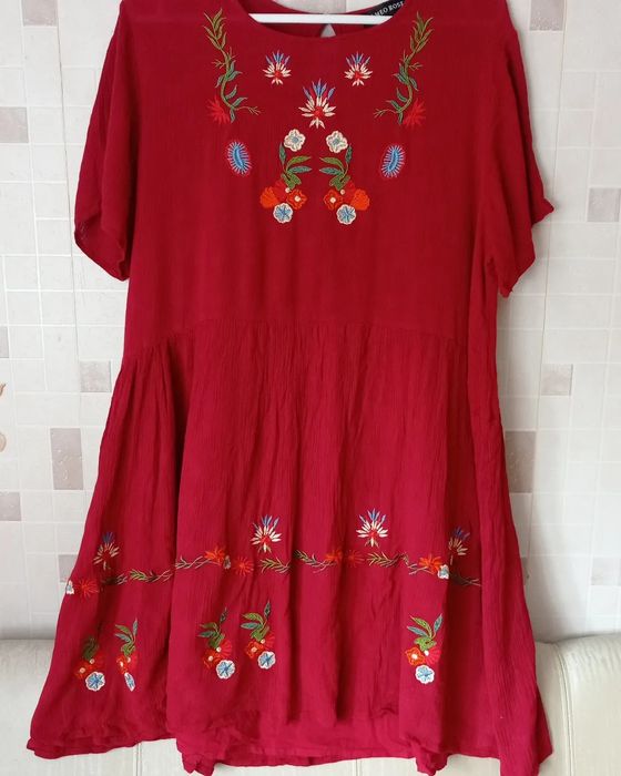 Неповторна вишита сукня Cameo Rose від New Look, темно-червона