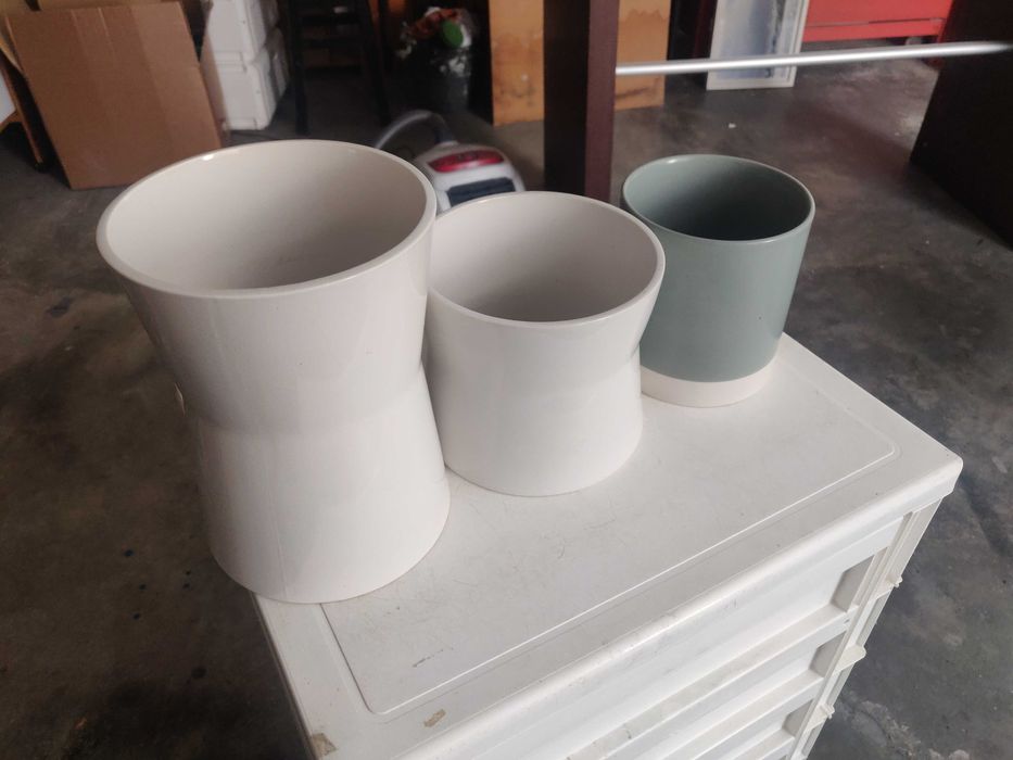 Vasos de flores em porcelana