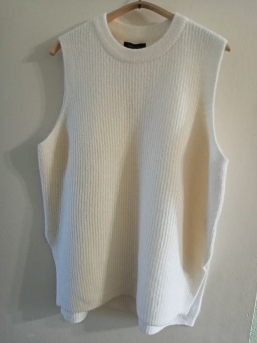 Продам женскую вязанную жилетку.