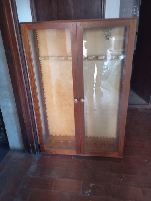Vendo esta vitrine muita bonita bom estado de guardar armas