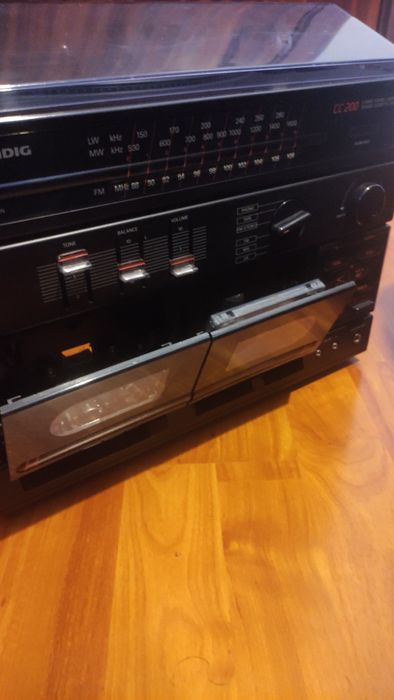 Vira discos com leitor de cassetes e rádio