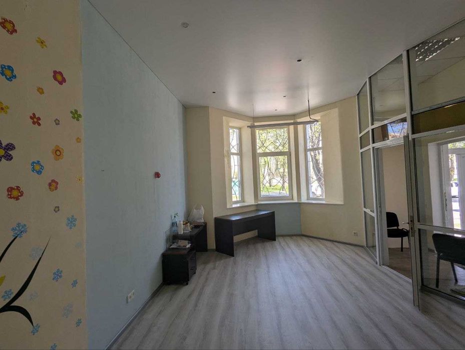 Продаж квартири в центральному районі. З окремим входом. Перший поверх