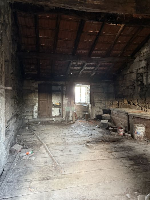 Casa em ruínas para reconstruir