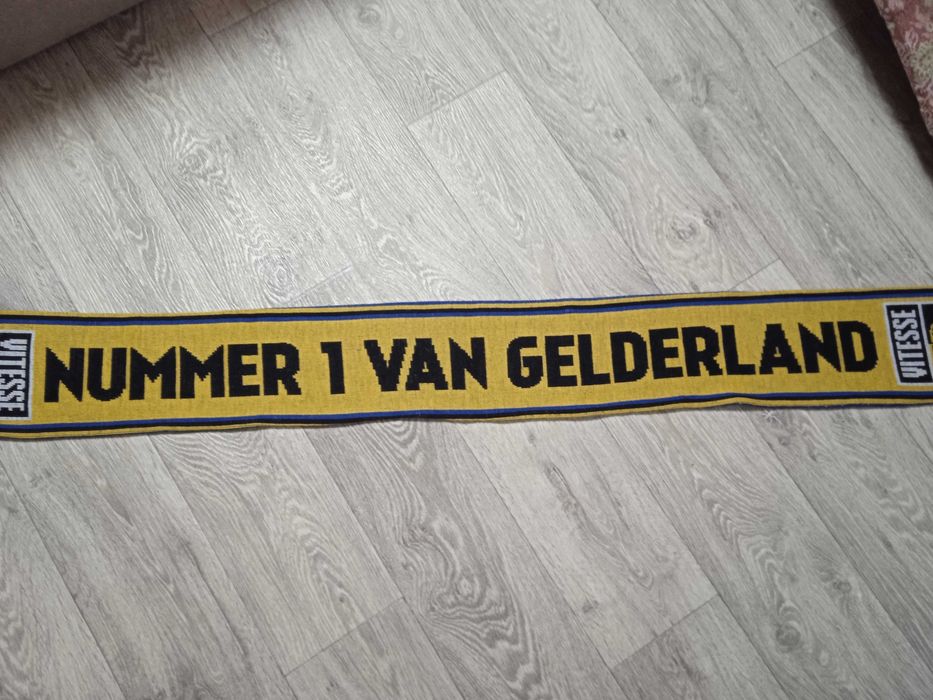 Шарф фанатов ФК  «Вите́сс» (Stichting Betaald Voetbal Vitesse)