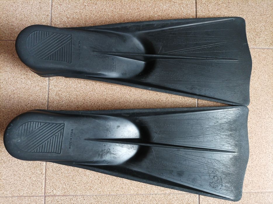 Vendo 2 pares de barbatanas,de mergulho,ou caça submarina.