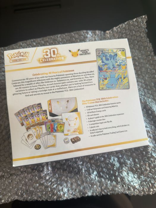 Pokémon ETB 30th Celebration EN – Plástico Rasgado