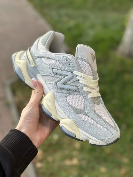 New Balance 9060 light grey жіночі замшеві кросівки світло сірі