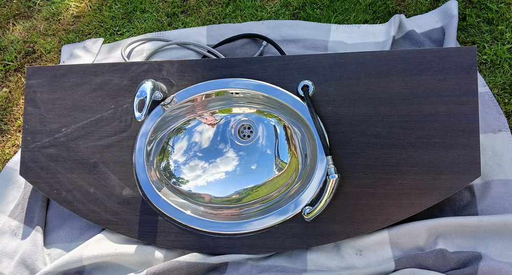 Blat z umywalką i baterią.