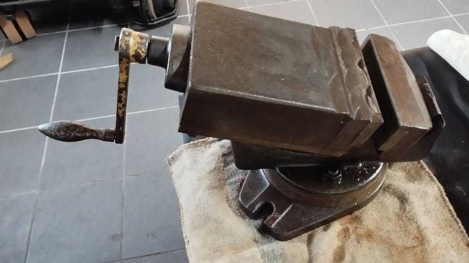 Prensa com base rotativa e inclinável
