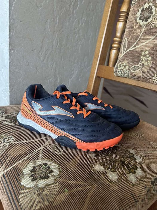 Сороконіжки , бутси , футзалки