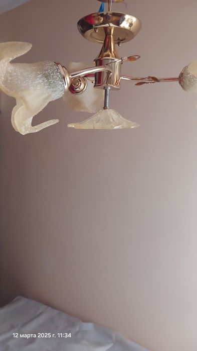 Люстра на три плафона б/у