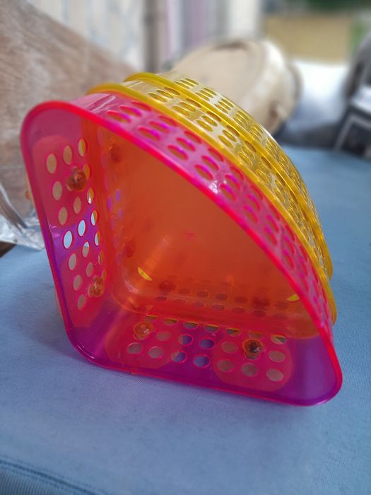 Полки пластмасові для ванної кімнати на липучках.